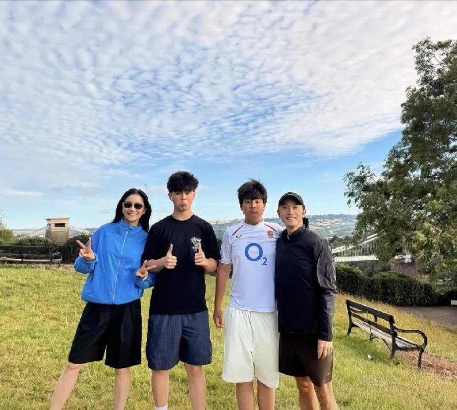 沙溢胡可远赴英国陪读：光鲜留学背后，是中年父母不敢停下的底气与心酸
 
近日，4