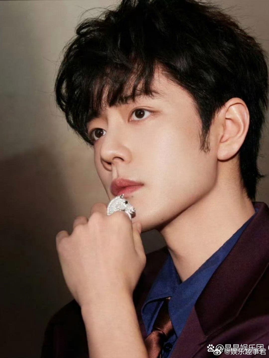 肖战 害羞笑今晚被这个名场面圈粉了。肖战红毯上不是端着营业，而是自然地低头、捂嘴