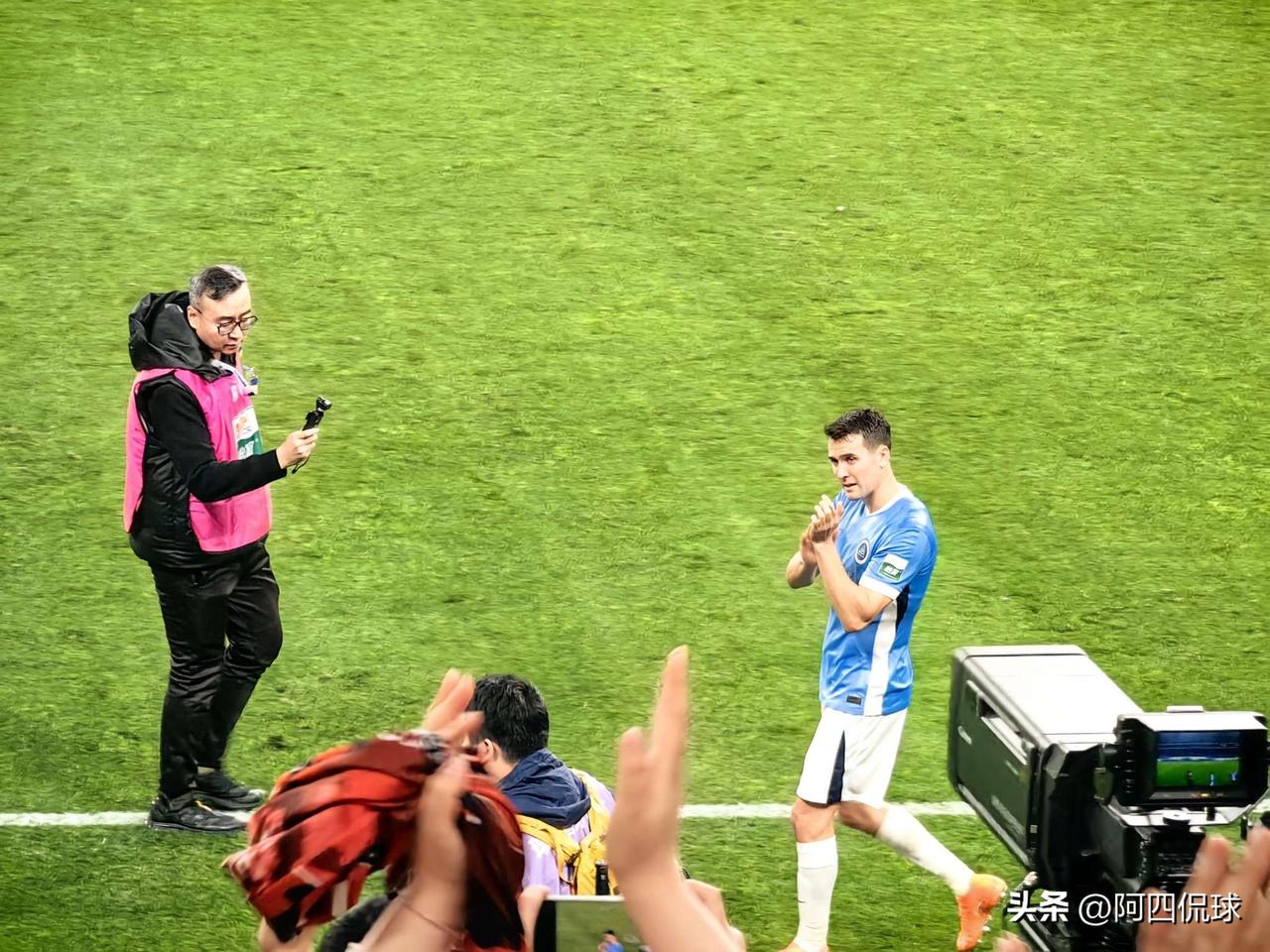 人走茶凉，世态炎凉。估计周定洋也没有想到，自己回到凤凰山体育场，迎接他的不是掌声