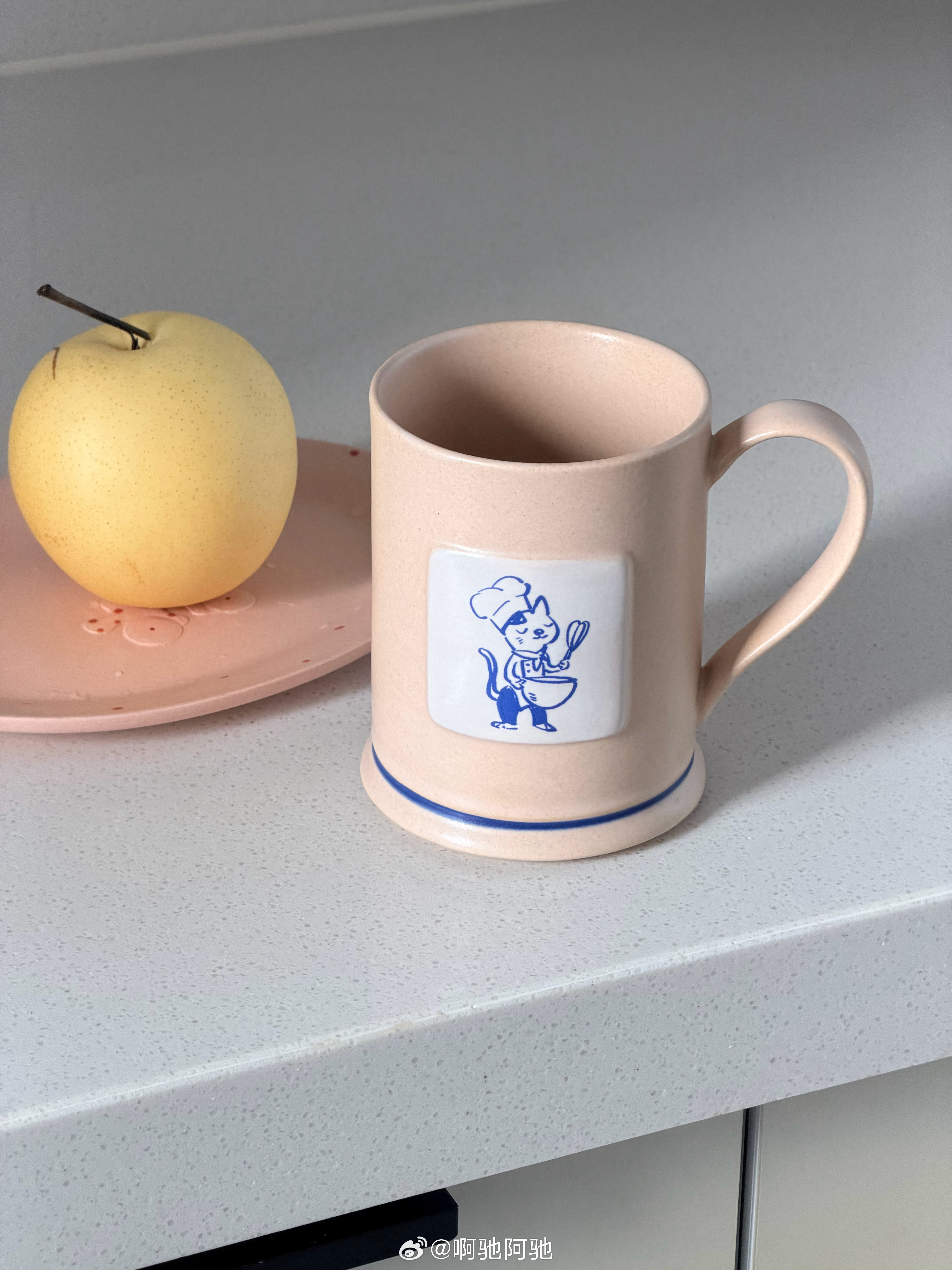 新入的SoftServe猫猫厨马克杯，让自己多喝热水突出的白釉画布设计真的很可爱