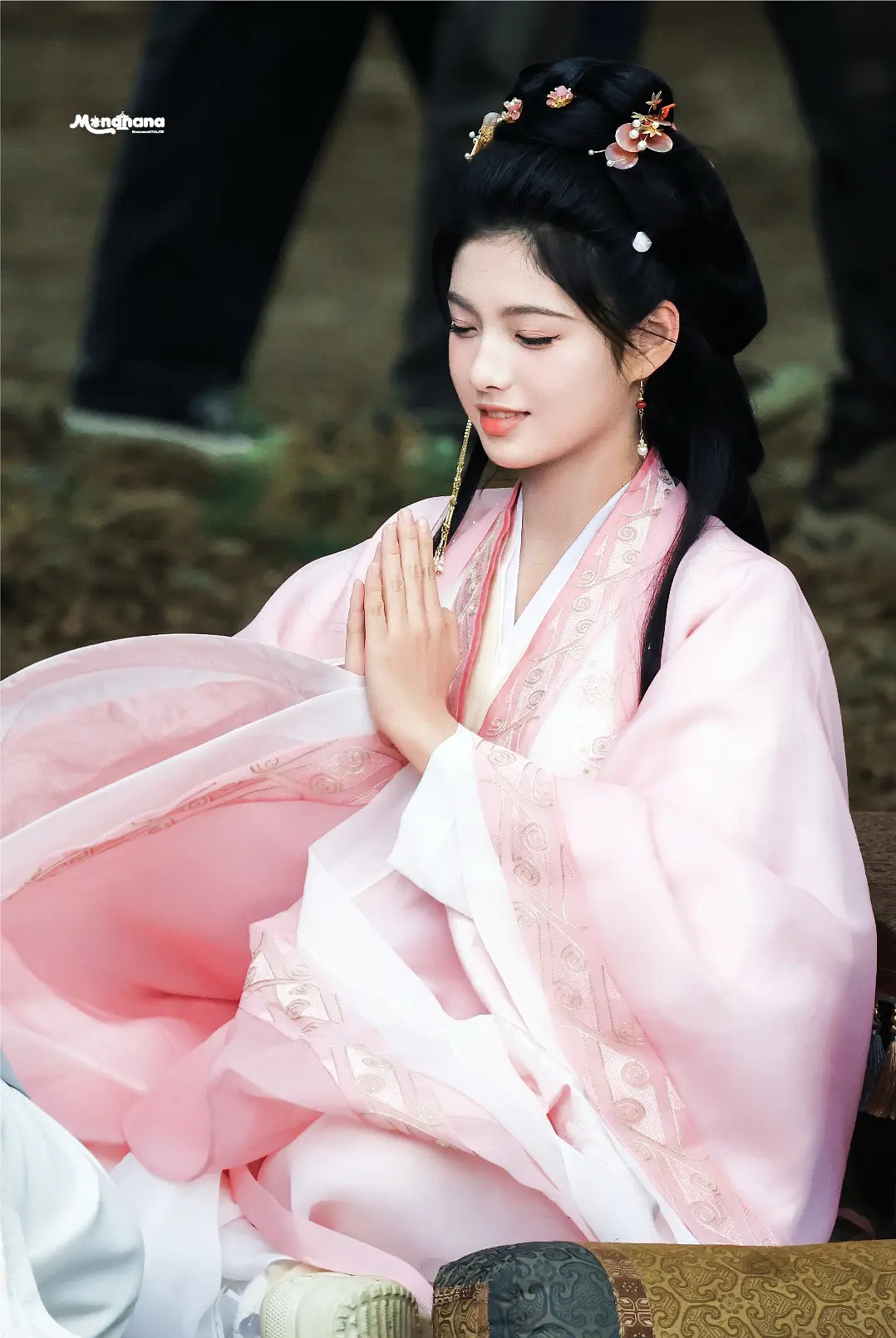 粉色娇嫩你如今几岁？我就说吧少女就得找少女演，雀骨里艾米妆造真的好美 