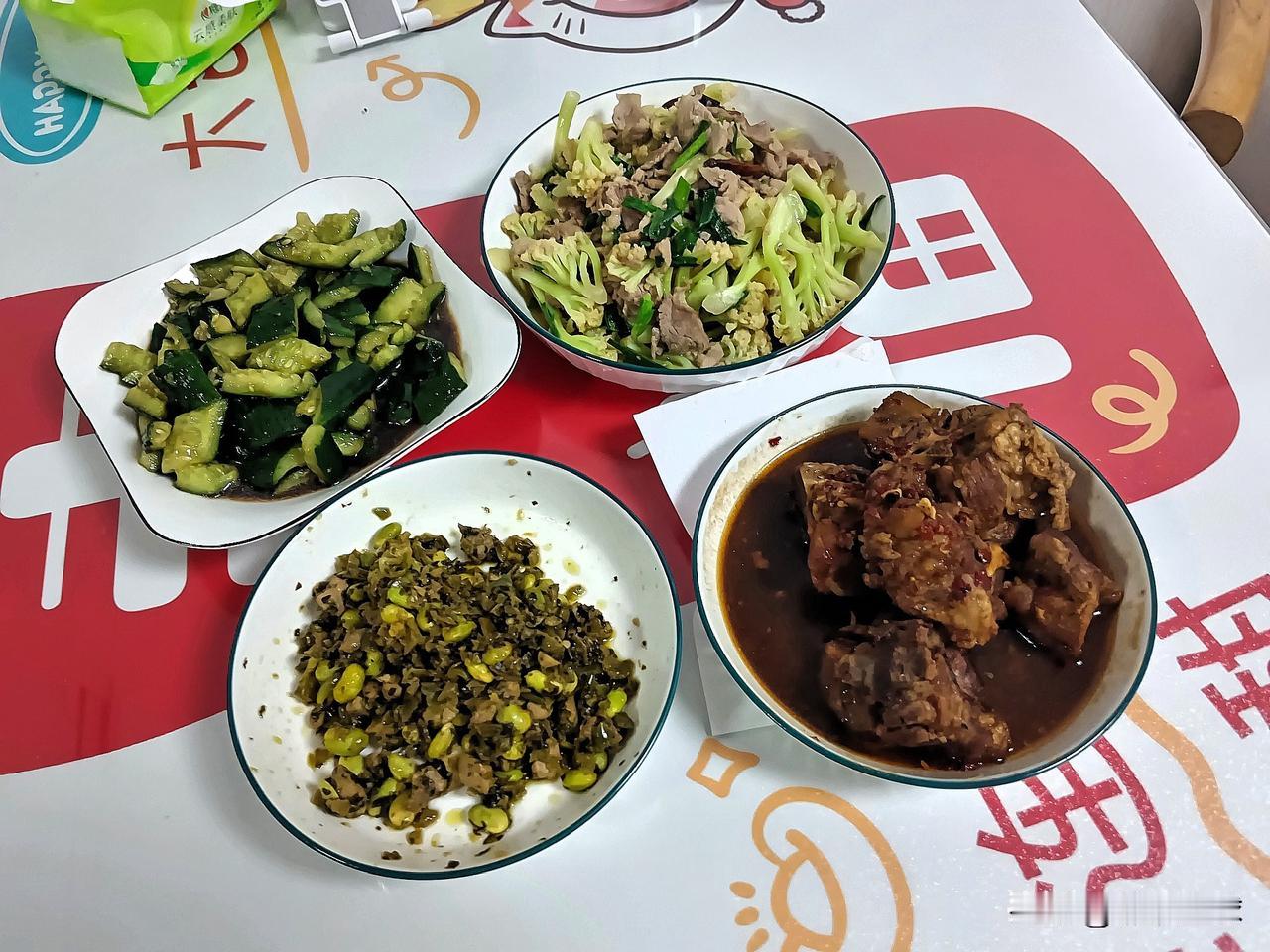 今天下班不想点外卖，索性自己下厨，折腾出了四个菜。红烧排骨炖得软烂脱骨，花菜炒肉