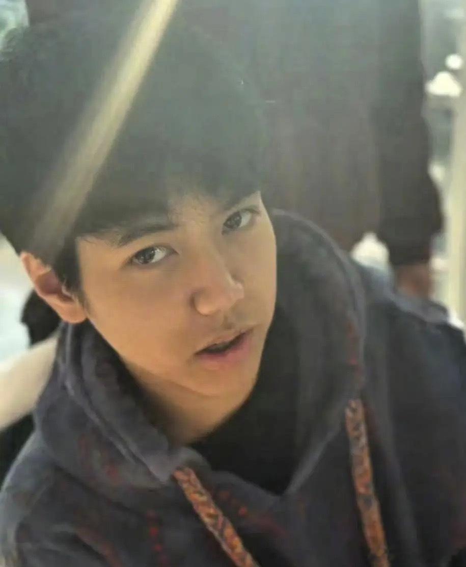 郑钧晒儿子近照，15岁Jagger长得好似混血儿，眼睛随妈妈刘芸，鼻子嘴巴又像郑