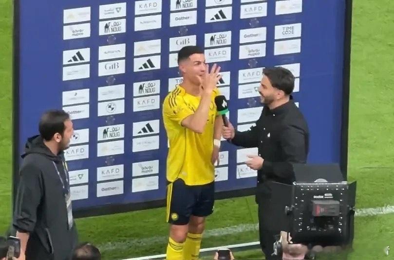 吉达国民球迷炫耀亚冠两连冠，C罗比出五根手指：我有5座欧冠沙特联焦点战，利雅得胜