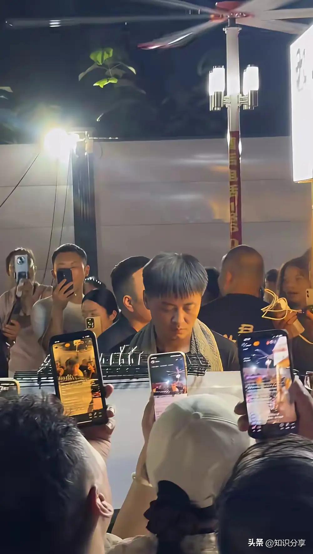 确实像他，这头型，这脸型，这身型，这下蹲，这眼神，这照镜子的一举一动简直就是张雪