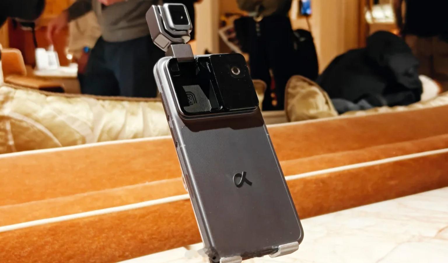 荣耀 Robot Phone 样机在CES2026亮相，不过得在 3 月的 MW