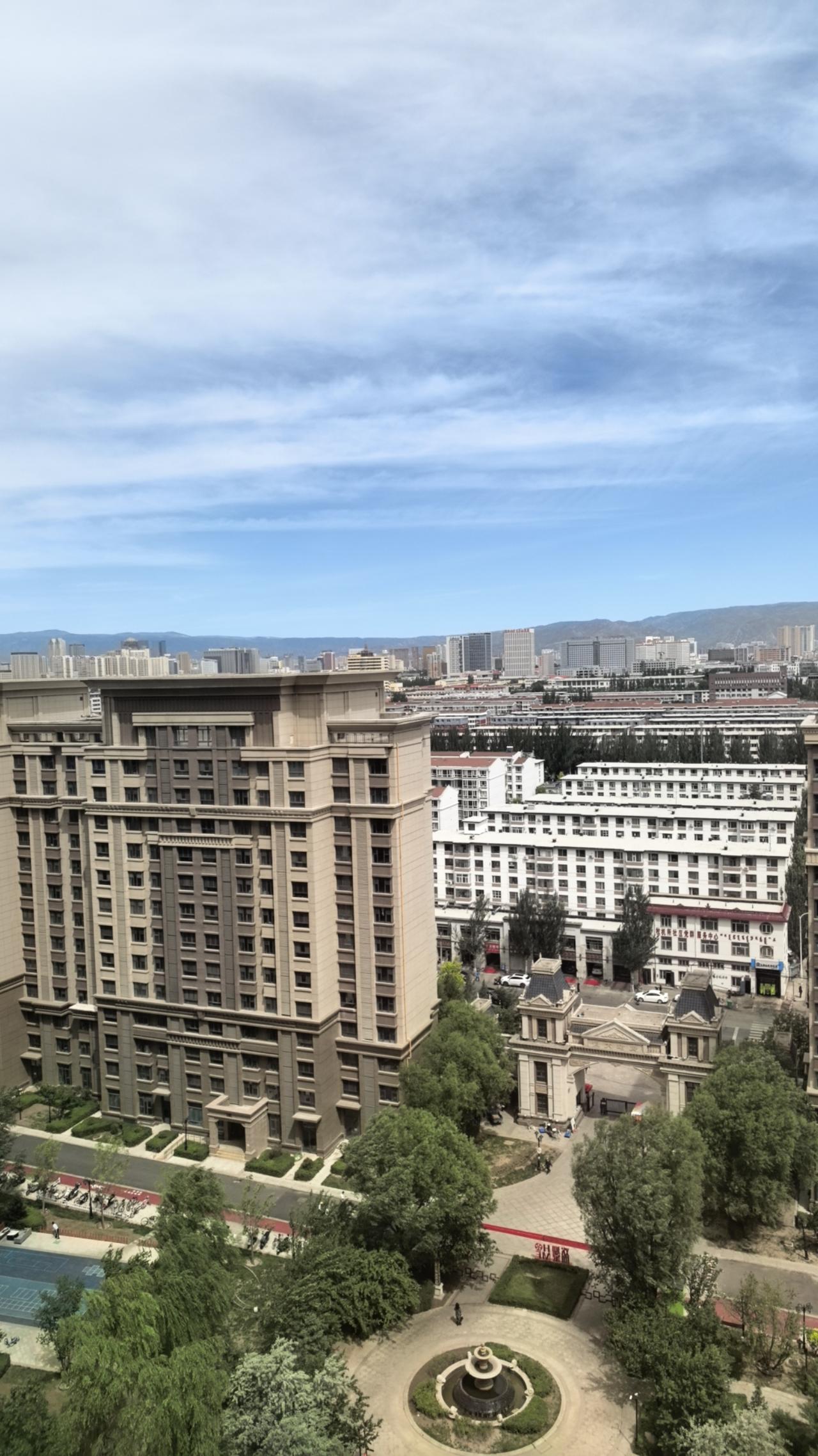 昨天下午，来到呼和浩特市赛罕区南二环附近的一个小区门口，一位业主说，他已经住在这