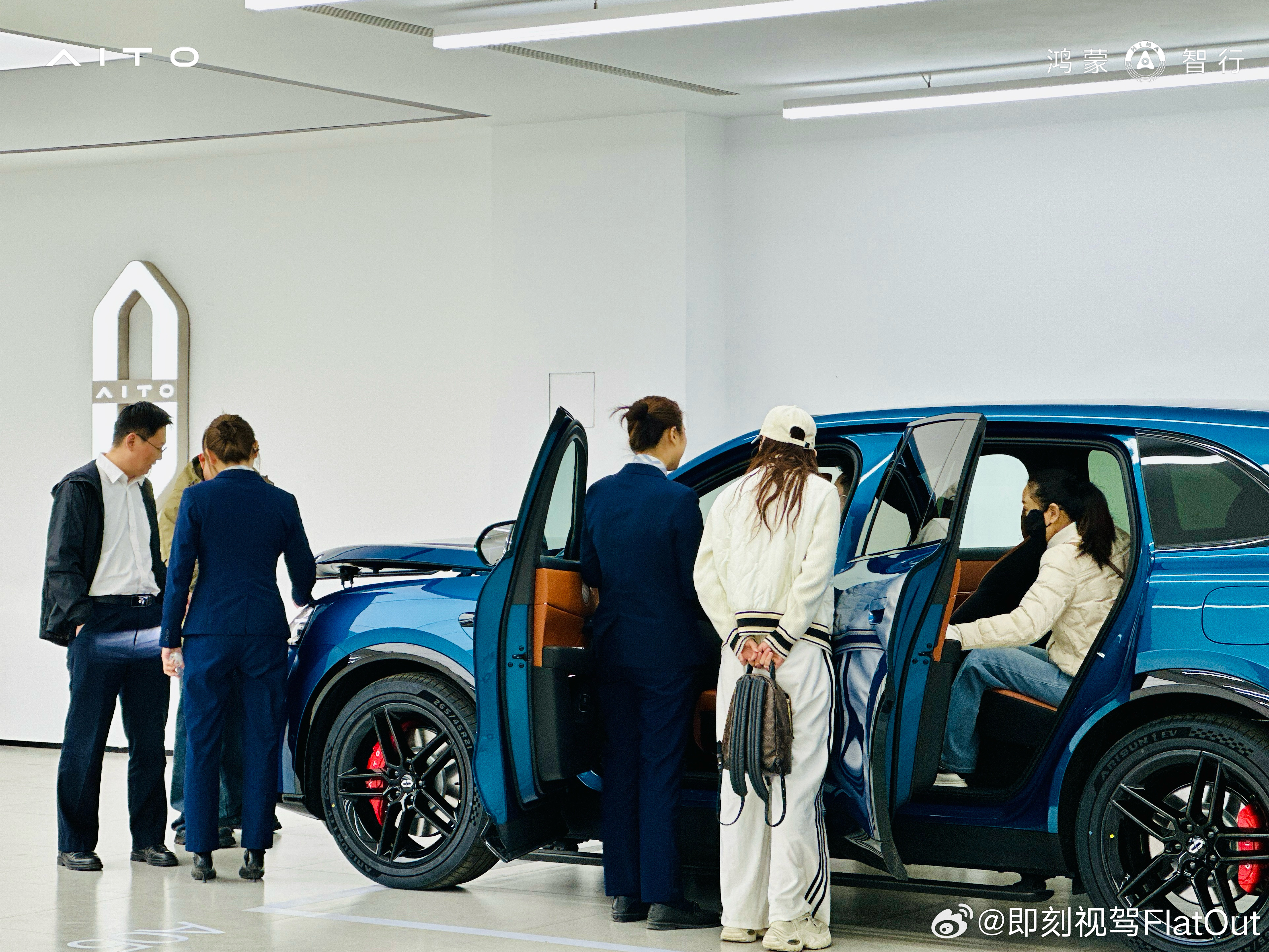 问界M6预售24小时订单6万 问界M6火不火自己看吧昨天说热度高还被呛，现在展车