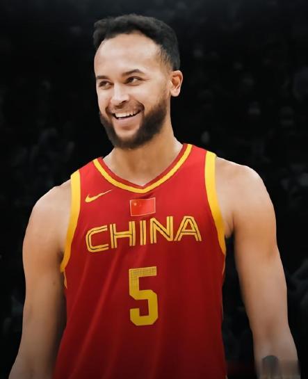 李凯尔归化成为中国选手后，
尽管他还没有出场比赛，但他的身价却暴涨。
他的商业价