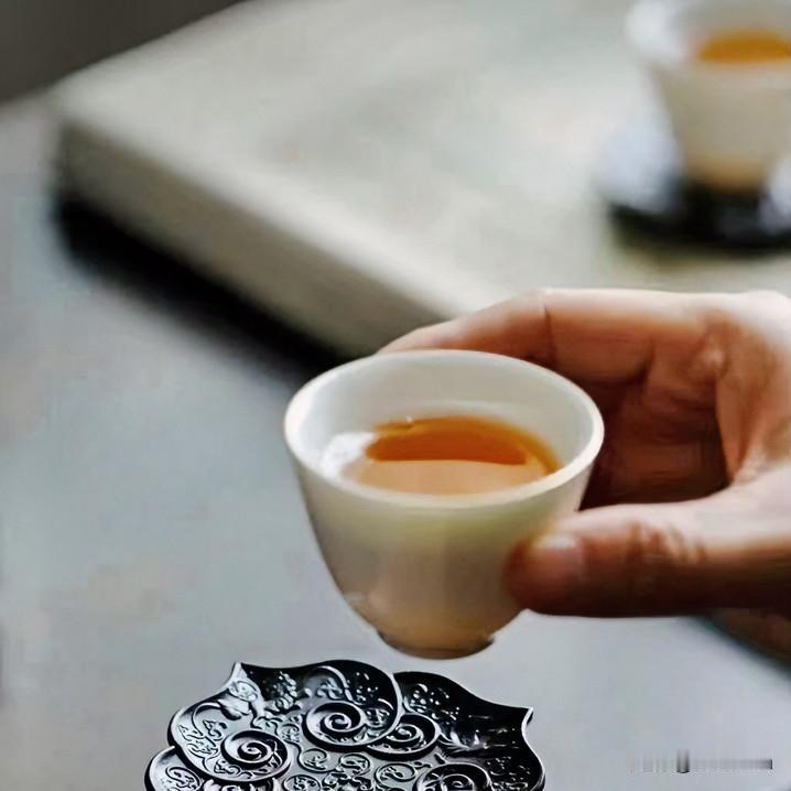 慢煮光阴一壶茶,什么茶适合煮呢?

刚泡上时烫得捧不住，像少年心事，滚热又急切。