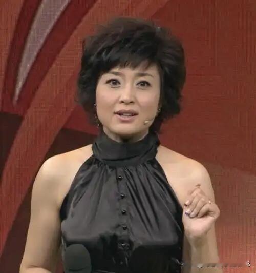 53岁的央视主持人童可欣仍旧是那么有魅力，气质不输刘芳菲啊。她的脸庞比较圆润，一