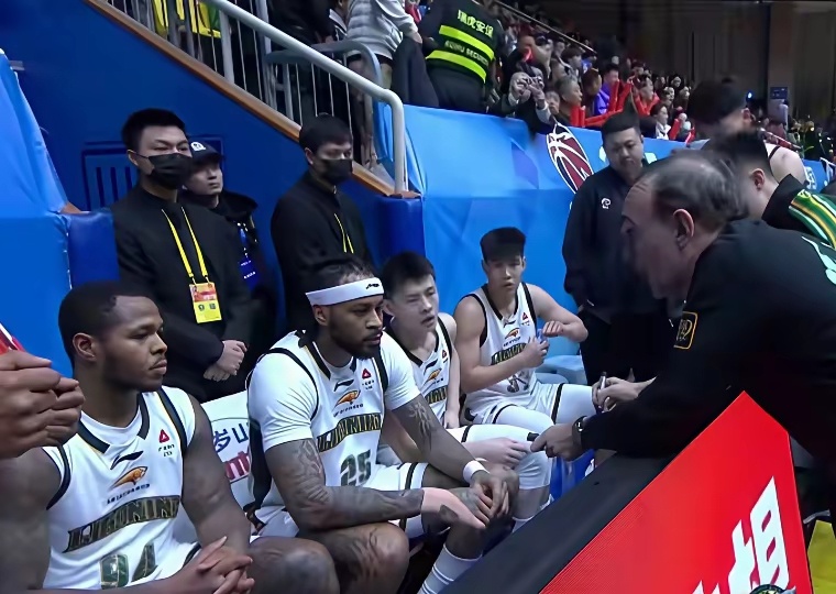 乌戈力挽狂澜   昨晚大胜四川       在昨晚（1月27日）19：35进行的