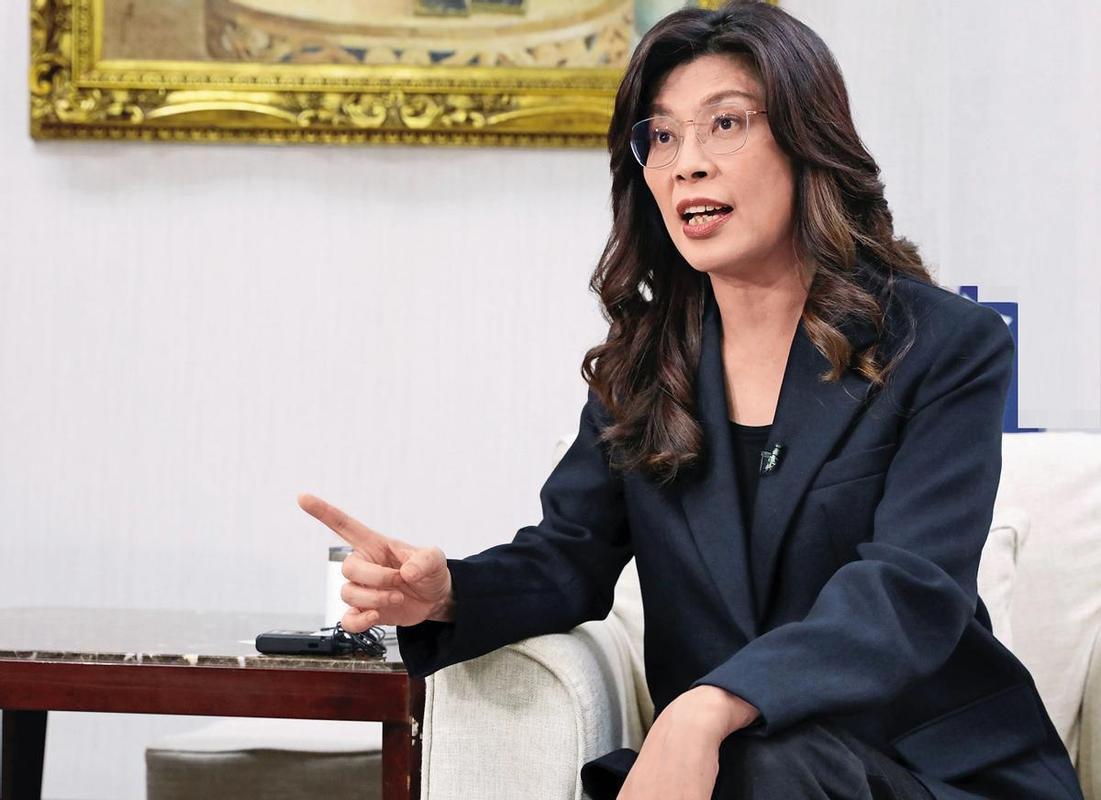 美日这回真拦不住了！郑丽文当众立下誓言，赖清德当局立马急了，狂印千万份手册嘶吼“