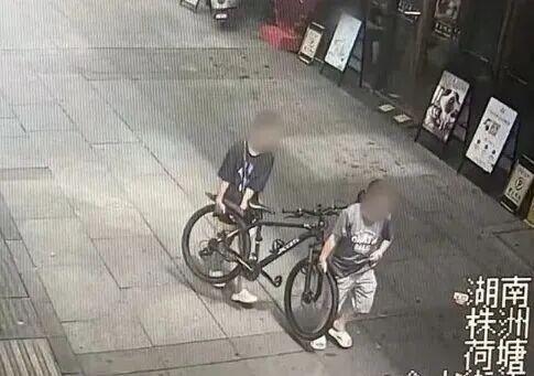 8 月 28 日，据潇湘晨报报道，湖南株洲一名女子先是取走他人自行车，回家之后遭