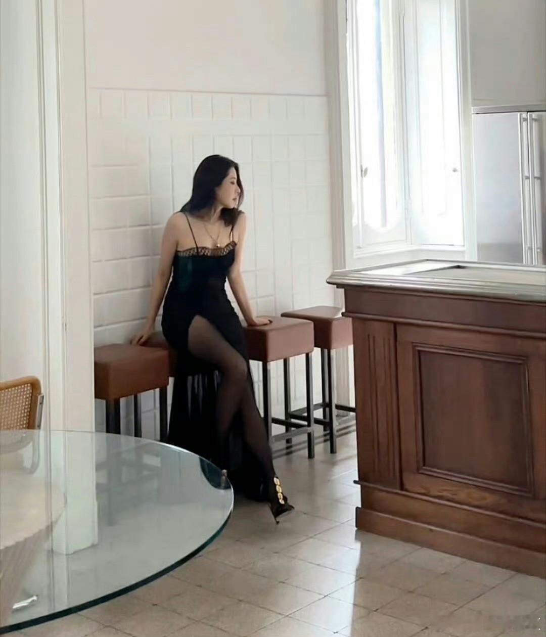 曾黎妈妈的黑丝还是第一次见啊，没想到这么绝 