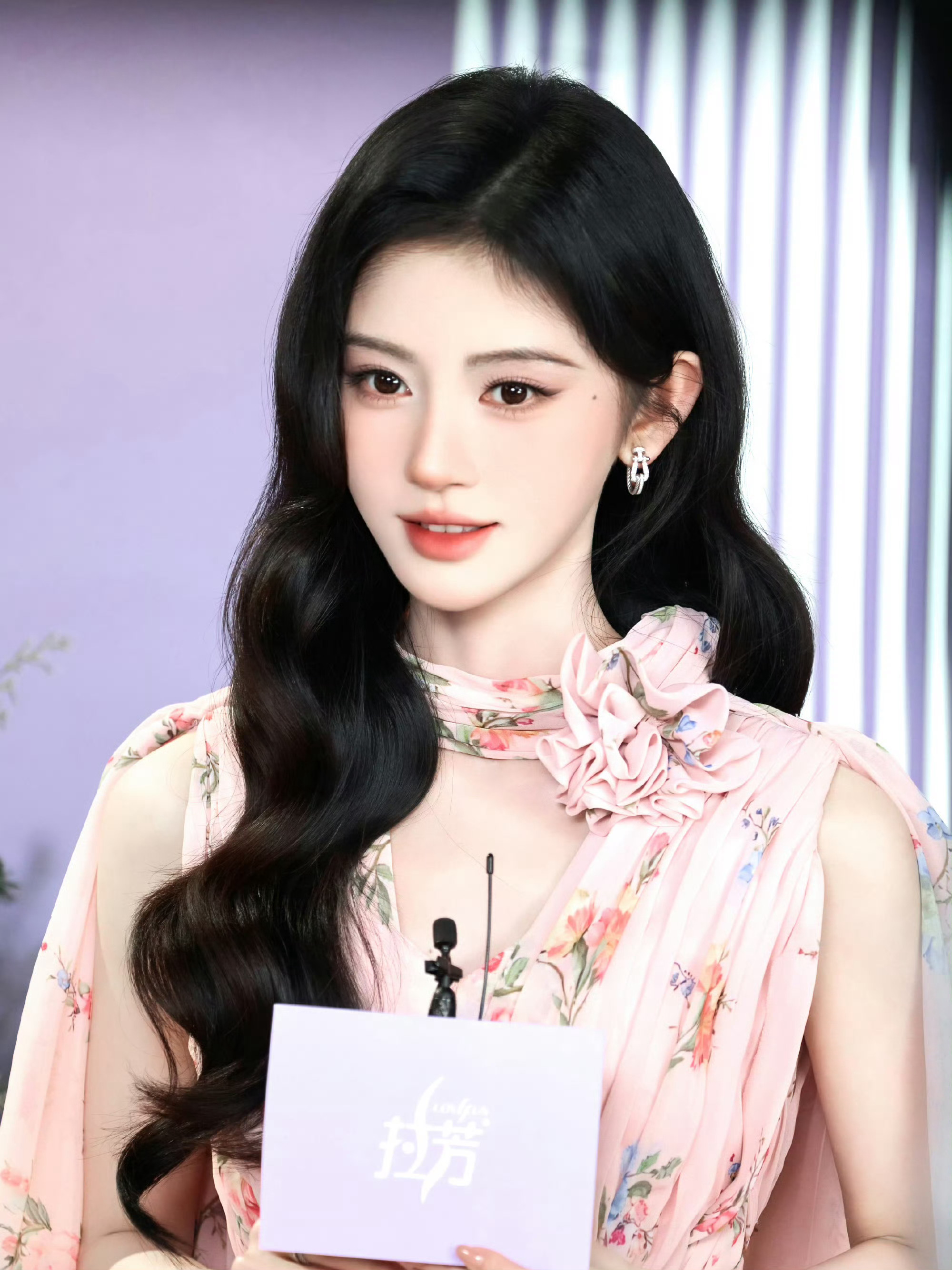 鞠婧祎出神图的速度比我喝水都快。 ​​​