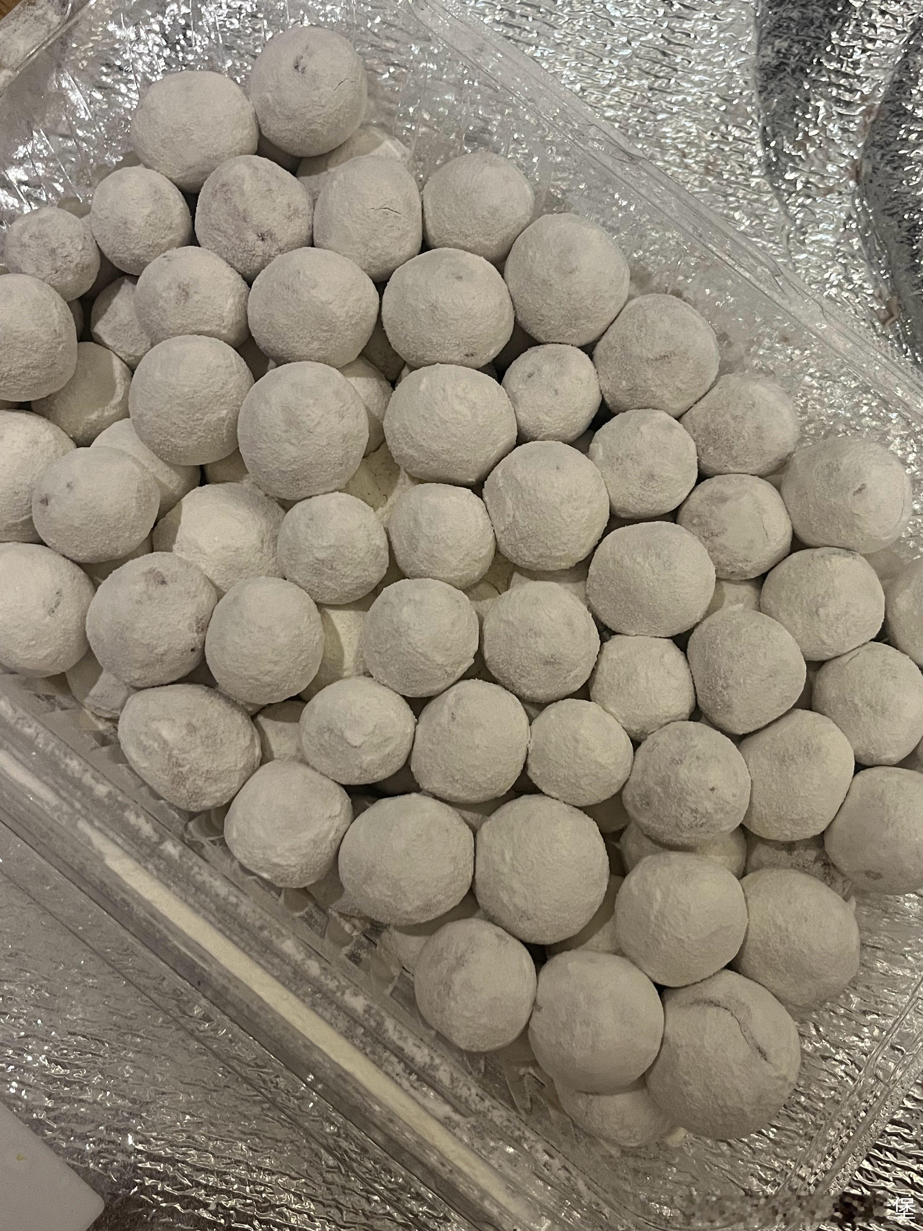 想直接买汤圆买错了买成了做汤圆的糯米粉硬着头皮开始了本人第一次和面还有包馅揉搓水