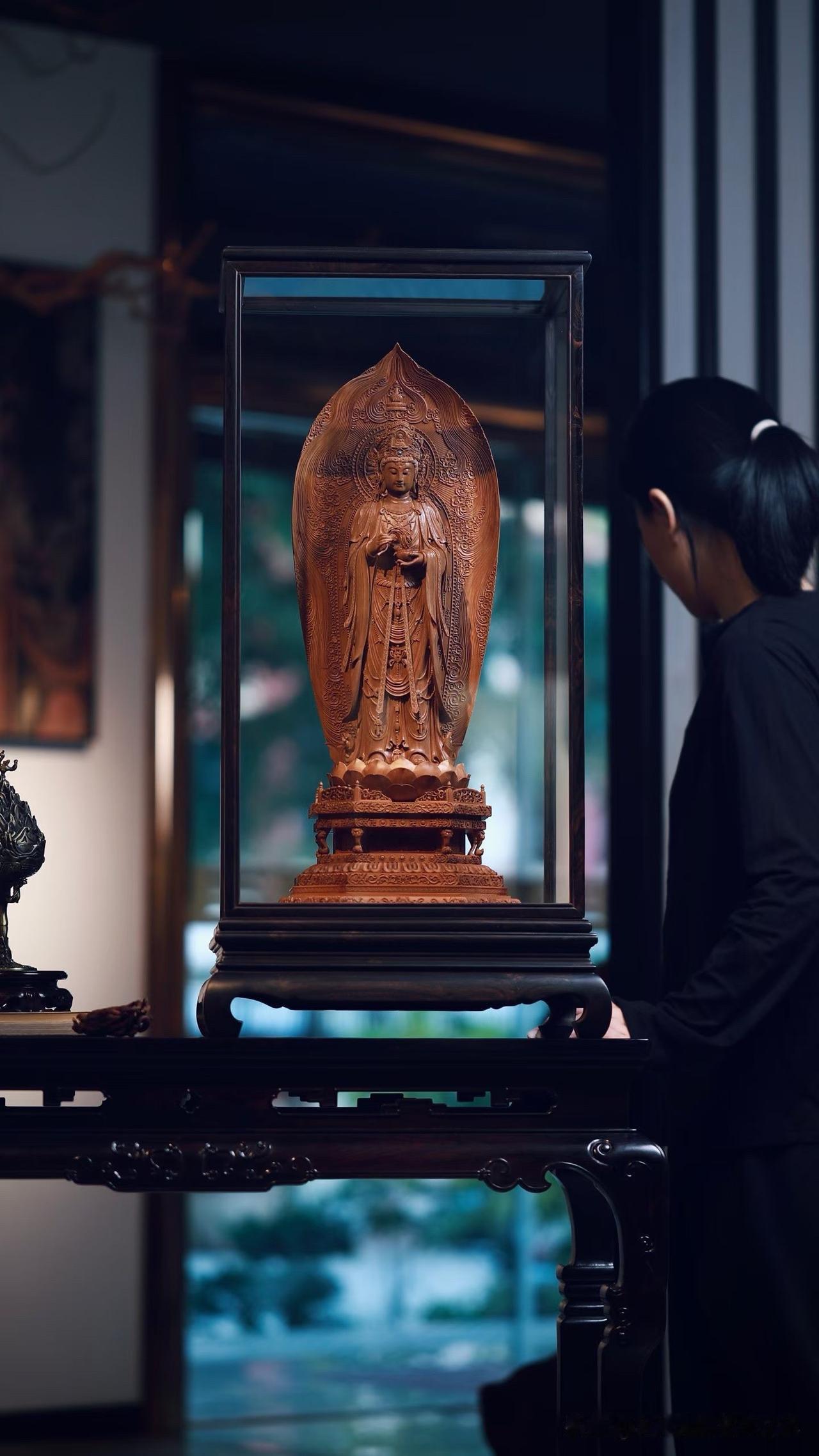 有些观音造像，第一眼吸引人的不是华丽，而是那份安静。

老山檀香历经岁月沉淀，木