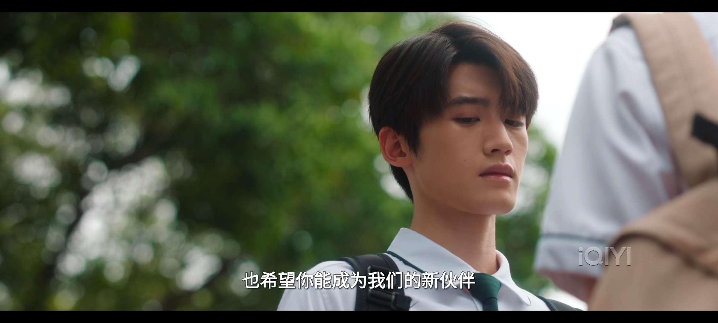 到底谁说给灿如繁星加滤镜磨皮了，真开了能给我们玉晨拍这么黑吗 