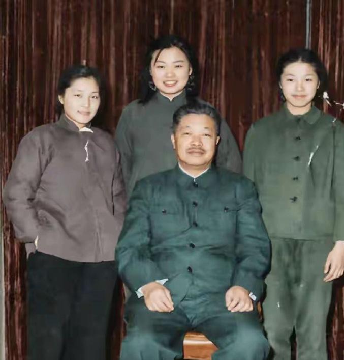 贺龙元帅和他的三个女儿合影。
