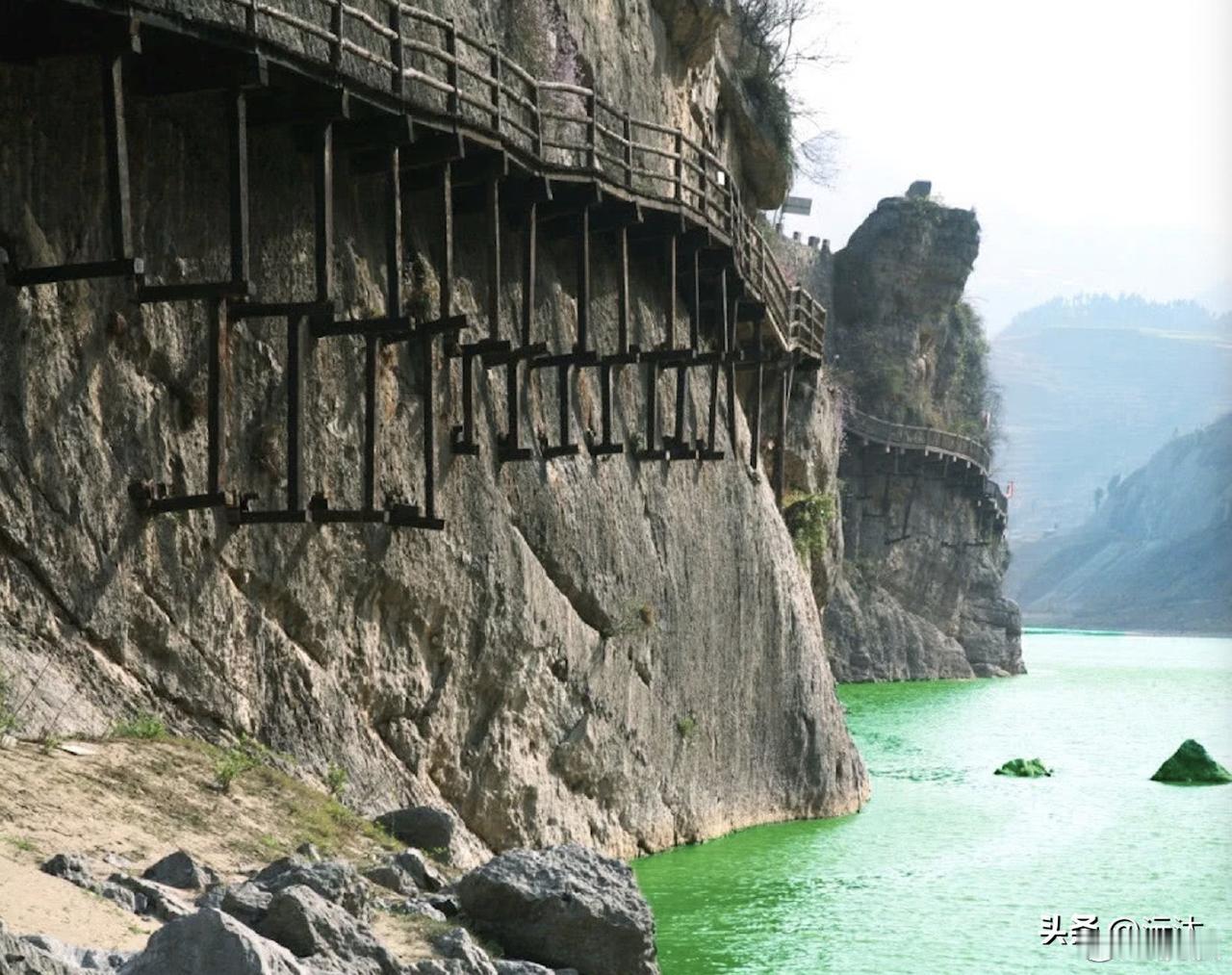 诸葛亮六出祁山绕过大巴山到汉中，再穿秦岭到长安。秦岭河谷道有几条，从东到西是：子
