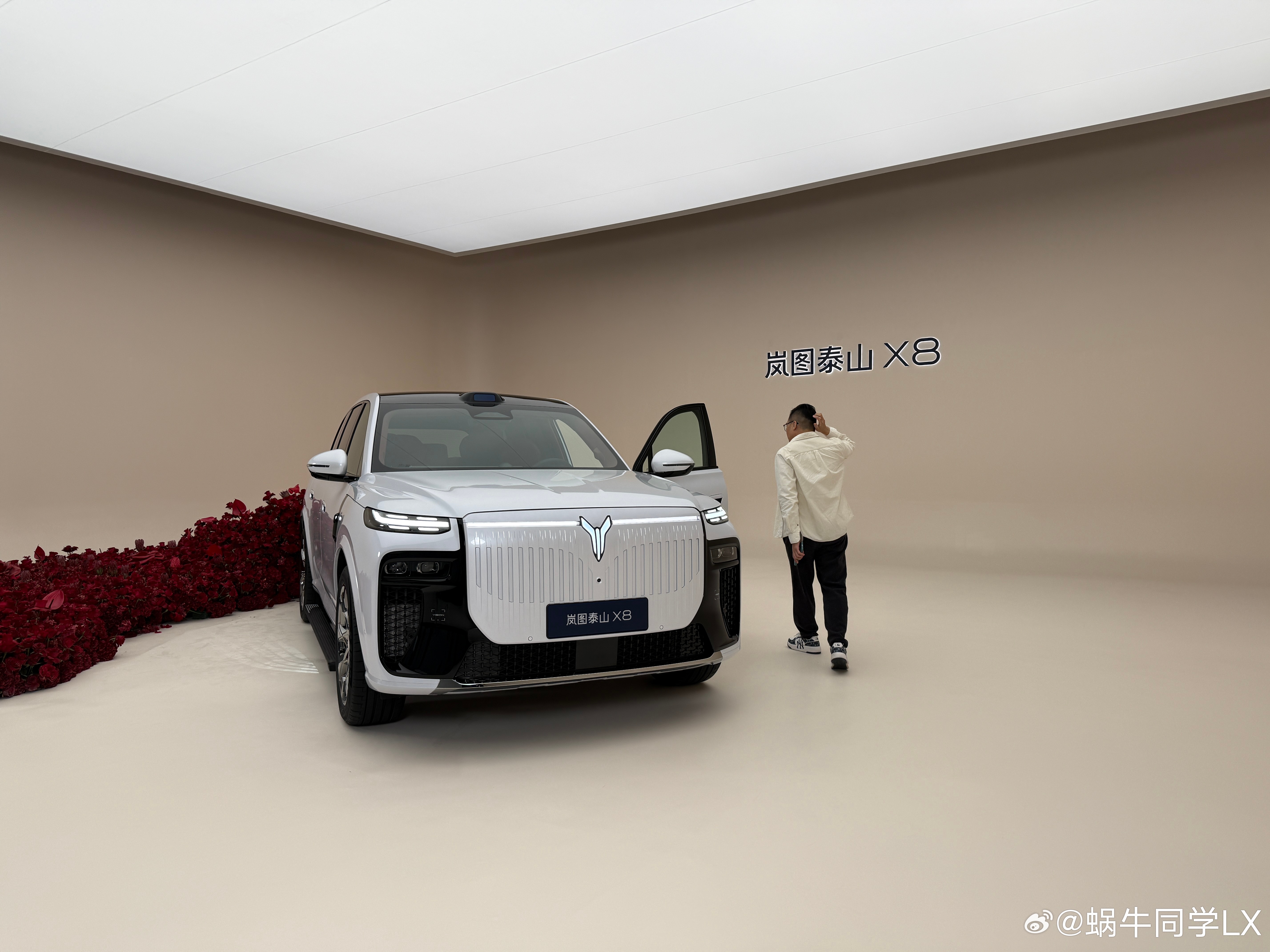 新的一周，各位早上好！在大车面前，人显“小”了不少，岚图泰山X8的前脸设计你喜欢