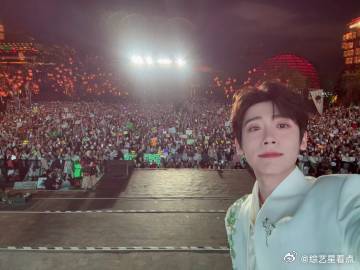 李卿来清明上河园了 我们的纯爱小狗狗李卿来清明上河园了，太喜欢他昨天的造型了呀，