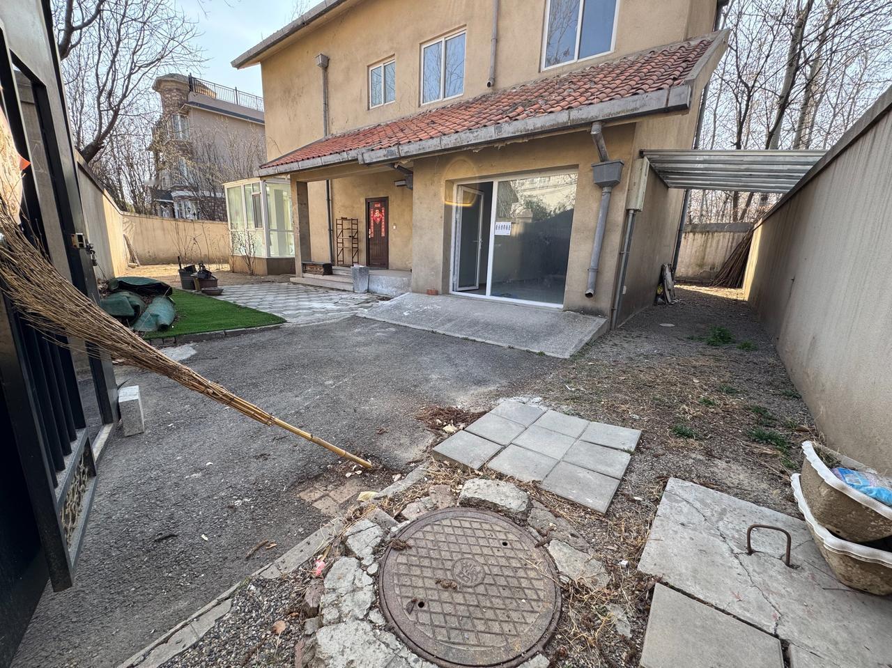 朝阳新出来一套独栋别墅，产权面积281平，花园300平左右，纯地上二层，没有装修