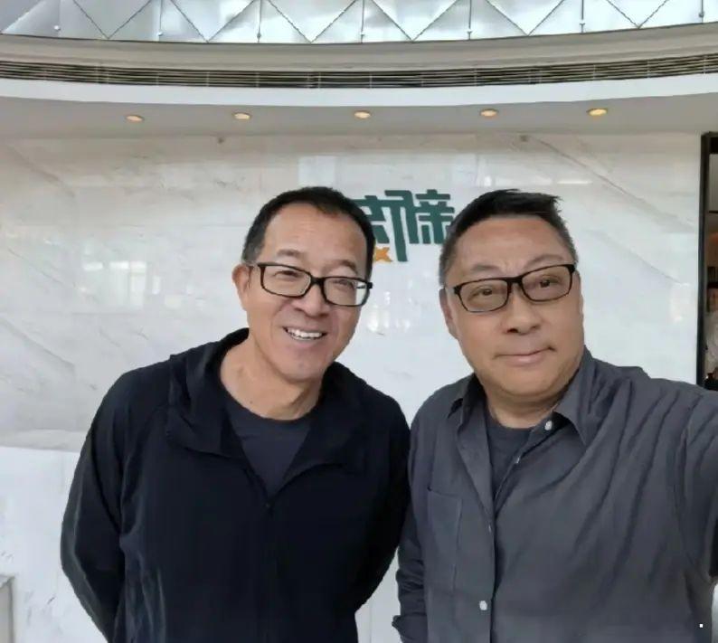 俞老师终于现身，虽然是在二大娘的社交媒体，但是俞老师精神状态非常好，西藏之行也该