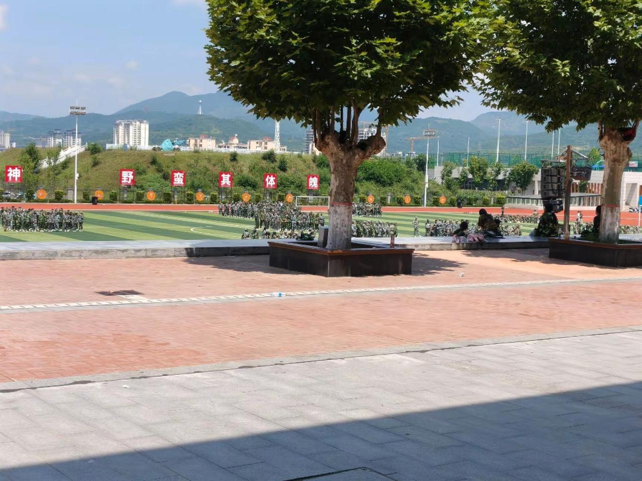 军训 学弟学妹们，你们好好军训，学姐要回家睡觉觉了学校的操场 军训