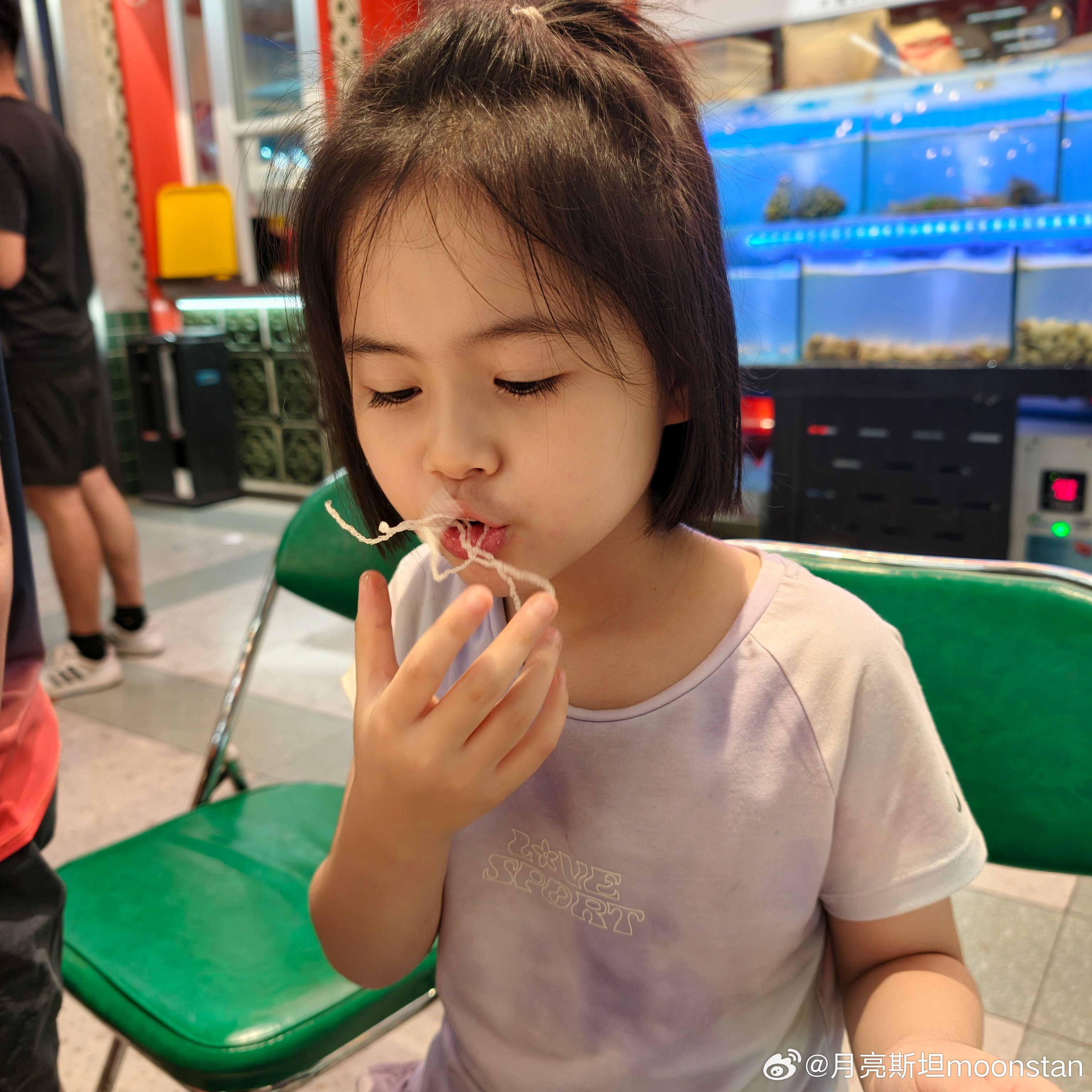 最近连续三天都是，每天下午哐哐游一千米，然后晚上再跟孩子们一起一顿宵夜，这个热量