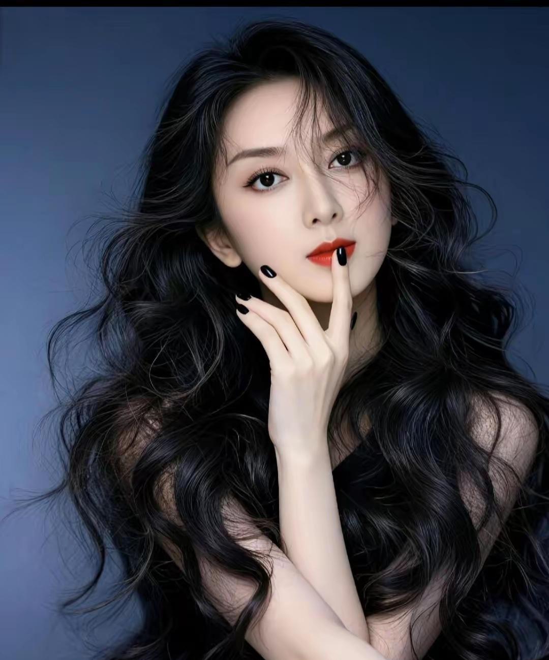 大清早六点刚过，菜市场门口的队伍就排得老长。张阿姨一手提着瘪瘪的菜篮子，在队里来