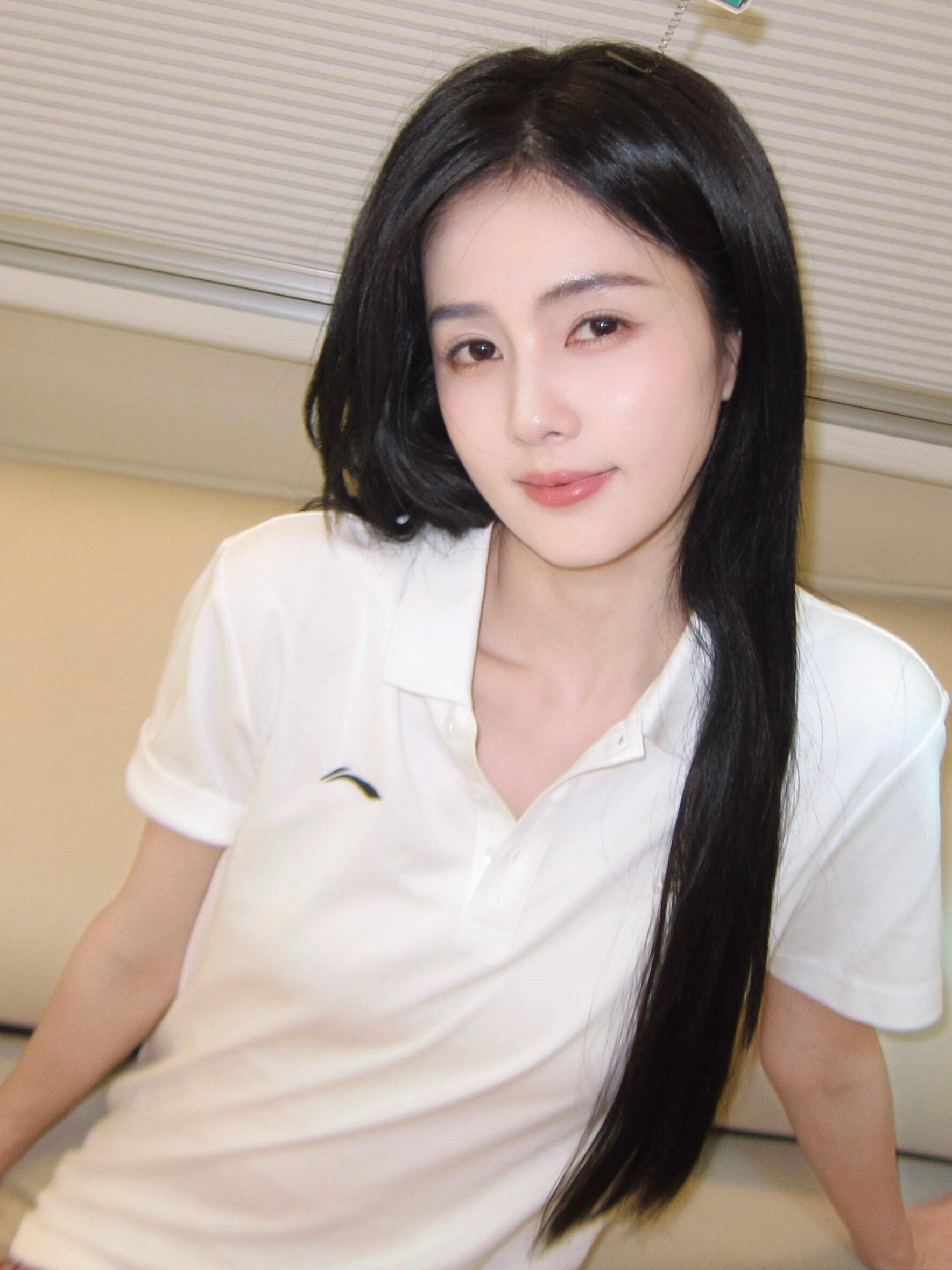 我觉得晕呐微微敞开的领口纤细的手臂无辜望着你的大眼睛都特别特别神圣吖🥵🥵 