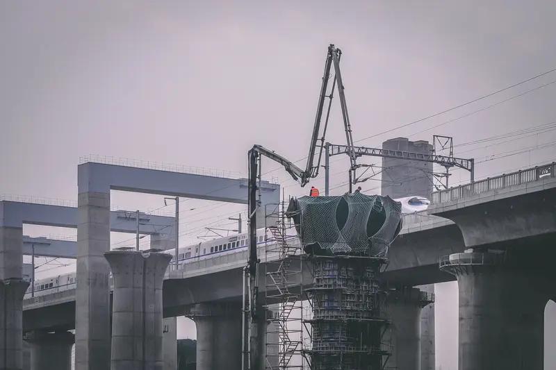 苏北建高铁难度大，有不少原因。地理上，苏北水网密布，像里下河地区河汊众多，要建高