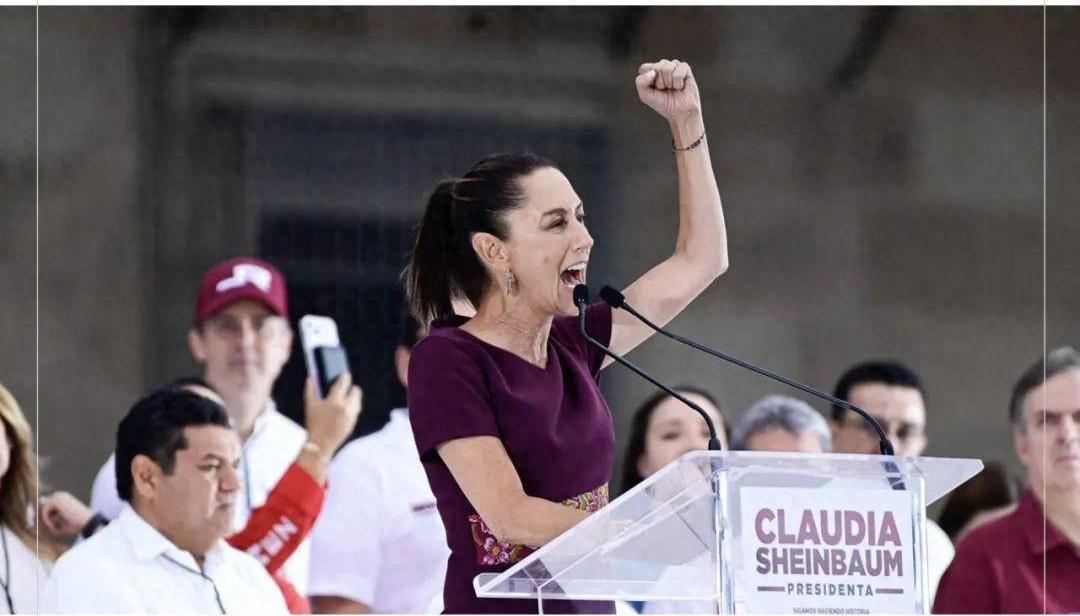 发现没有

墨西哥女总统辛鲍姆在陌生男子上来搂她肩膀的时候，身体并没有明显抗拒。