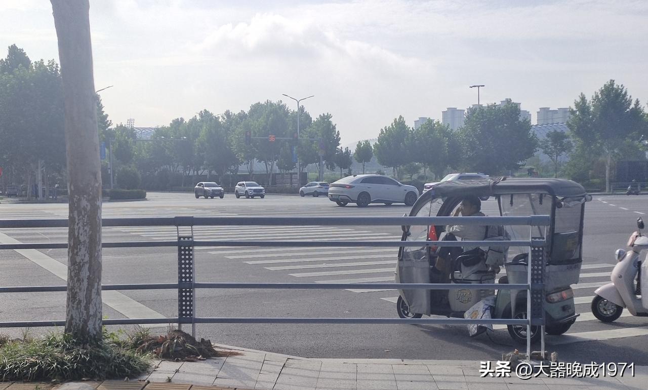 为什么有些交通事故发生在人车稀少的凌晨和夜间？

凌晨六点骑电瓶自行车，在过红绿