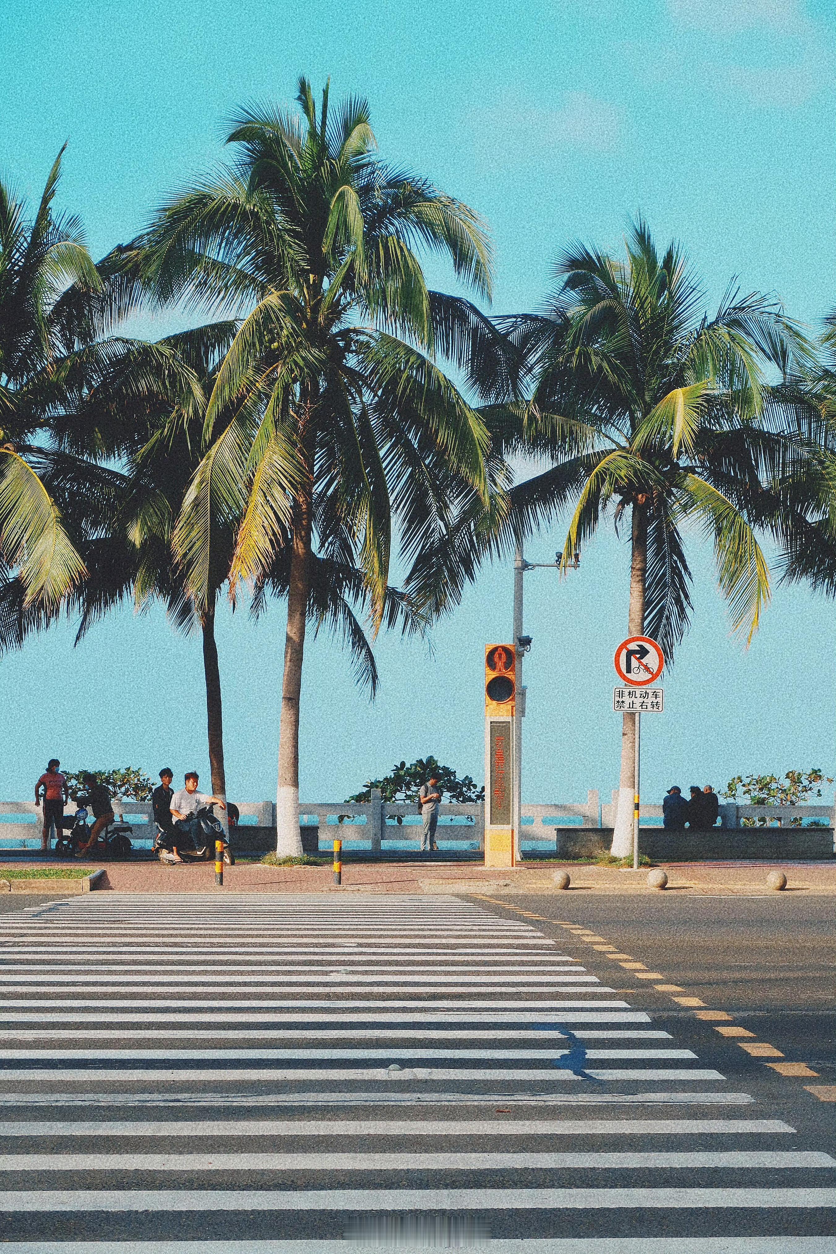 骑行在蜿蜒的沿海公路上，海风迎面扑来，带着海水的咸香～公路一侧，碧海蓝天交织成画