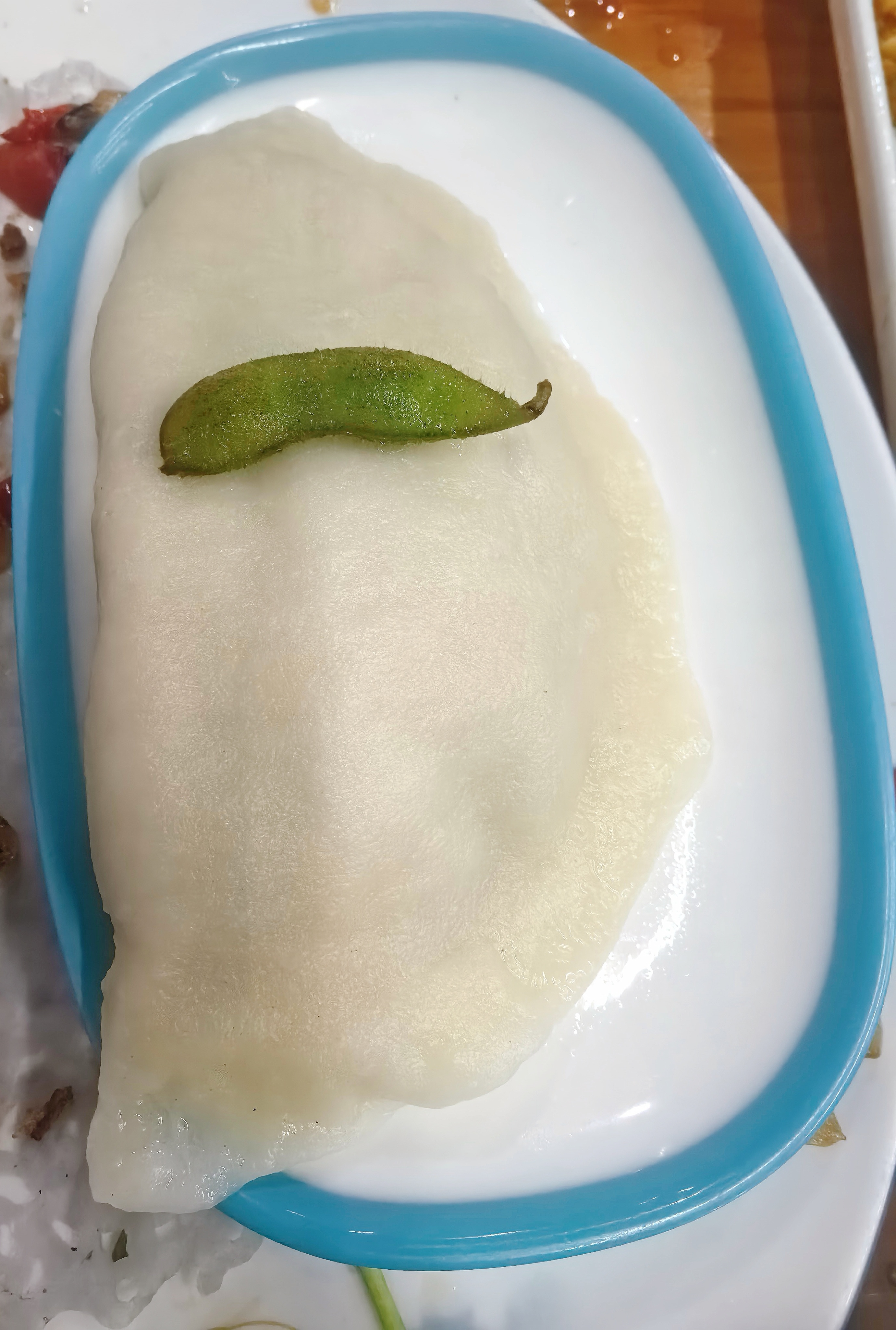 烟台这个，比姐姐手掌还大的鲅鱼巨型水饺！真的惊呆我一个切开可以好几个人吃...才