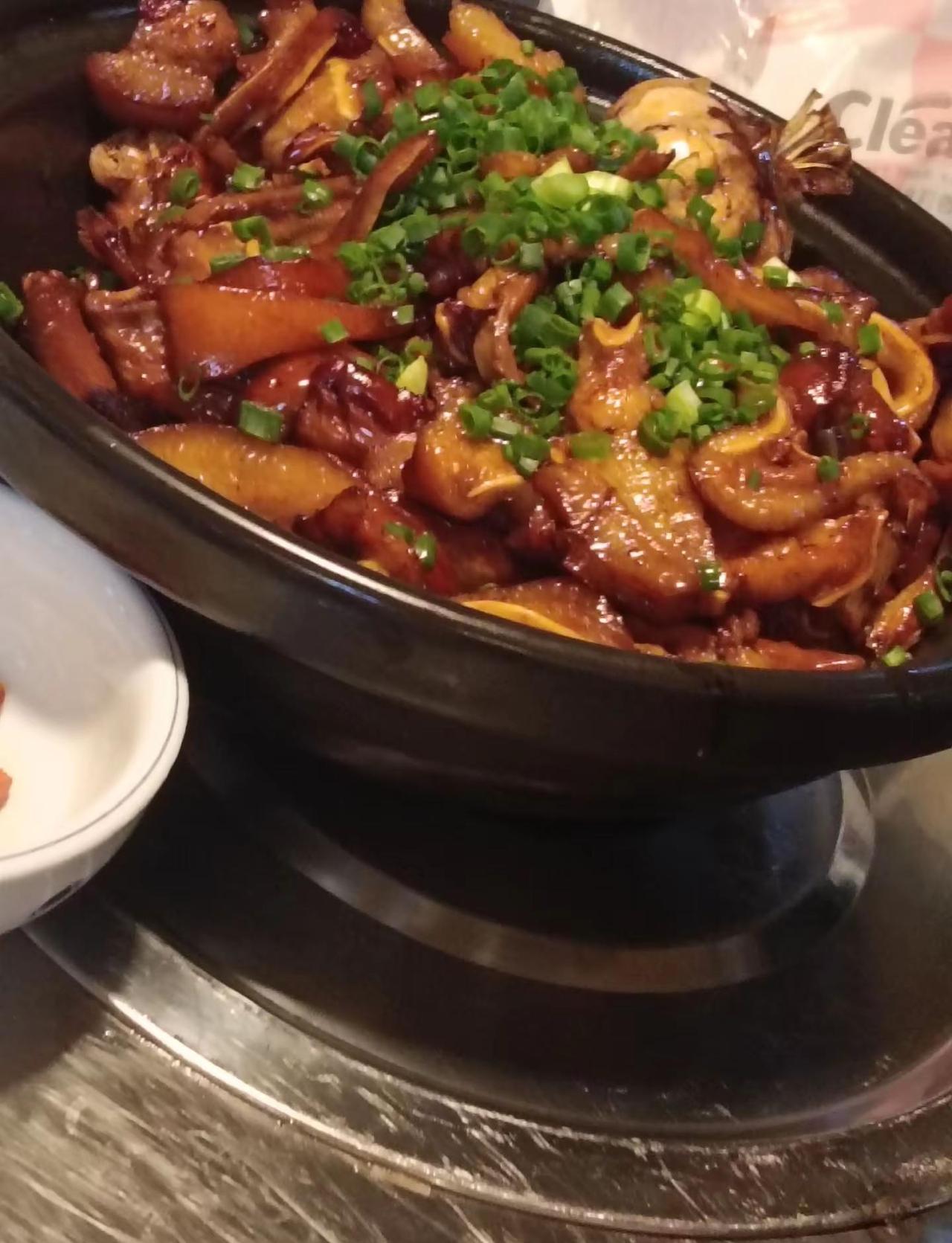 嗯，不错，不错，还得是广州呀一个菜，一个稀饭，330块😂😂