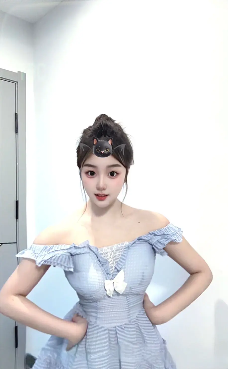 你摸摸我的衣服  是不是做女朋友的料