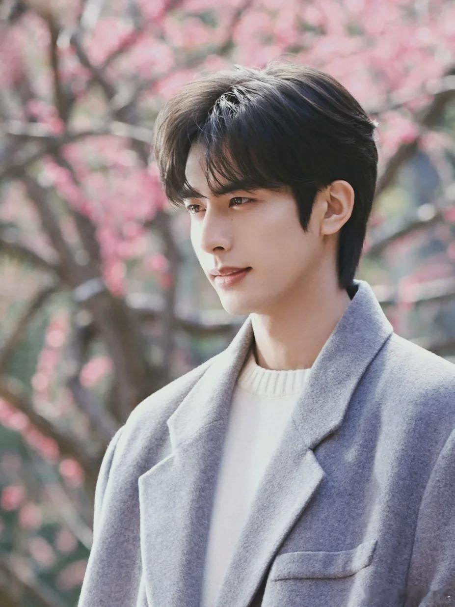 宋威龙飞机上陪看骄阳似我 宋威龙飞机上陪看剧，这陪伴感简直绝了！就像和好朋友一起