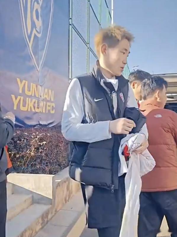 王智峰👉云南玉昆！前长春亚泰门将王智峰目前已跟随云南玉昆冬训，大概率加盟这支强