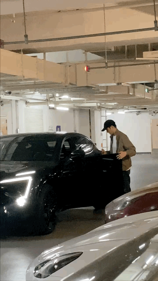 张智霖啥情况？不会倒车吗？

有网友在上海某车库偶遇到张智霖，看到张智霖在玩遥控