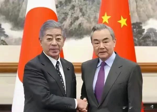 今日，日本外相岩屋毅应中方邀请访问中国，并与外交部长王毅在北京展开了会谈。

岩