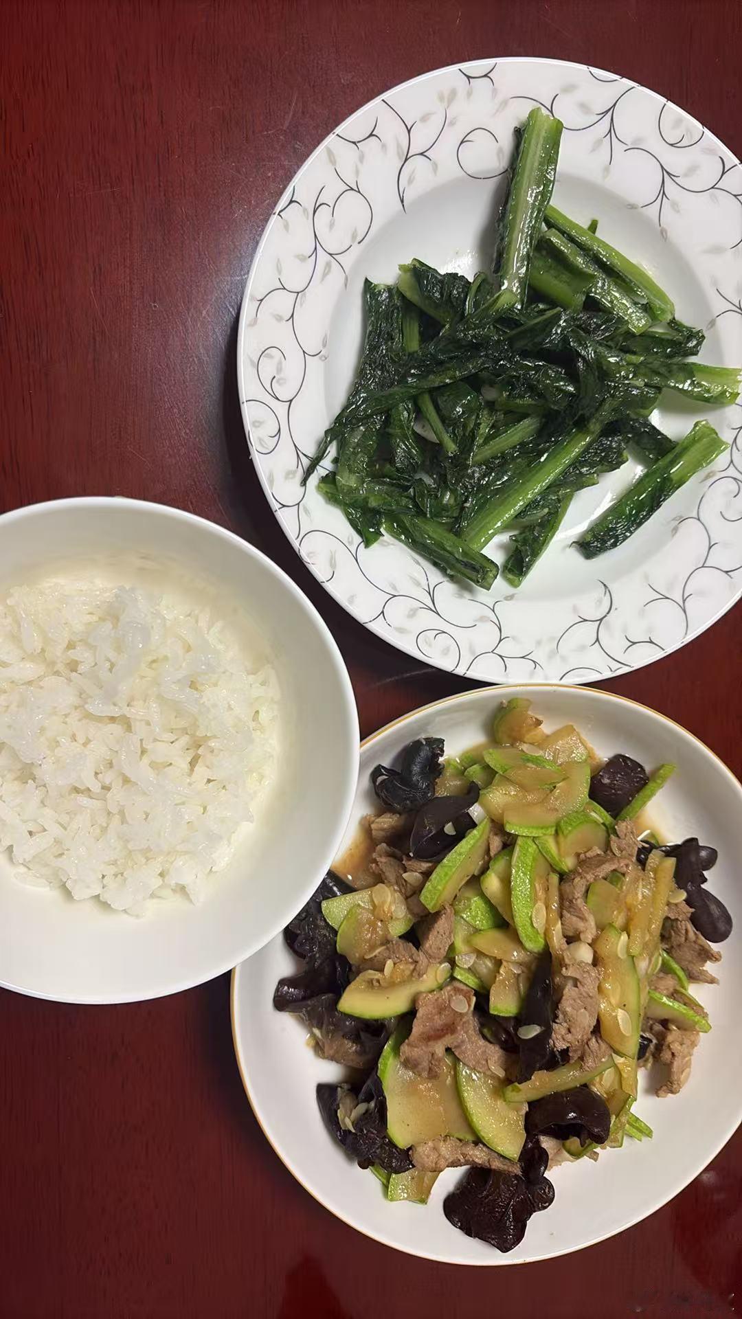 生活越来越清苦越来越没法跟有钱人比但终归还有得饭吃。 