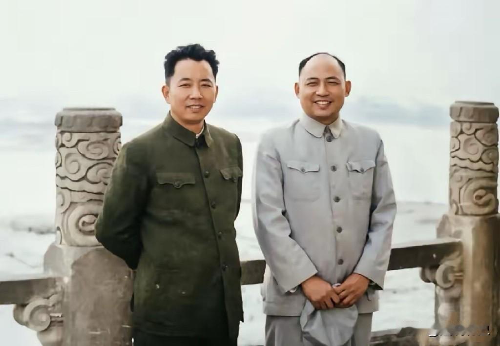 五十年代初，两位曾经的老同学，老校友相聚一起！

你能认出他们都是谁么？两位在抗
