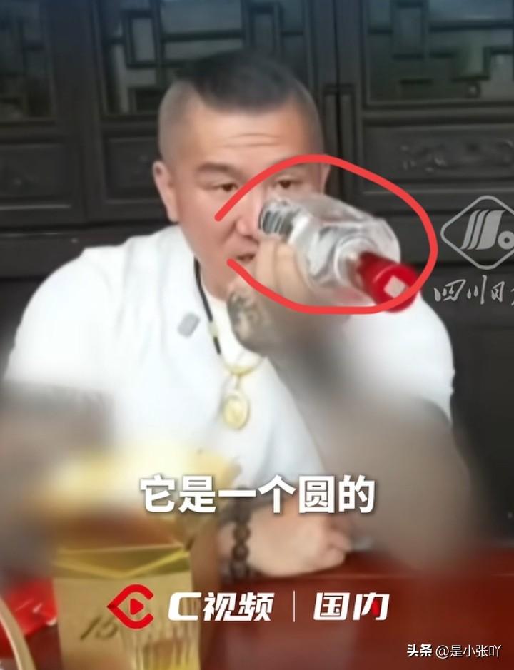 馆长说心里暖暖的
他这次重庆之行直播，最让他感动的不是魔幻建筑，也不是张雪精神。