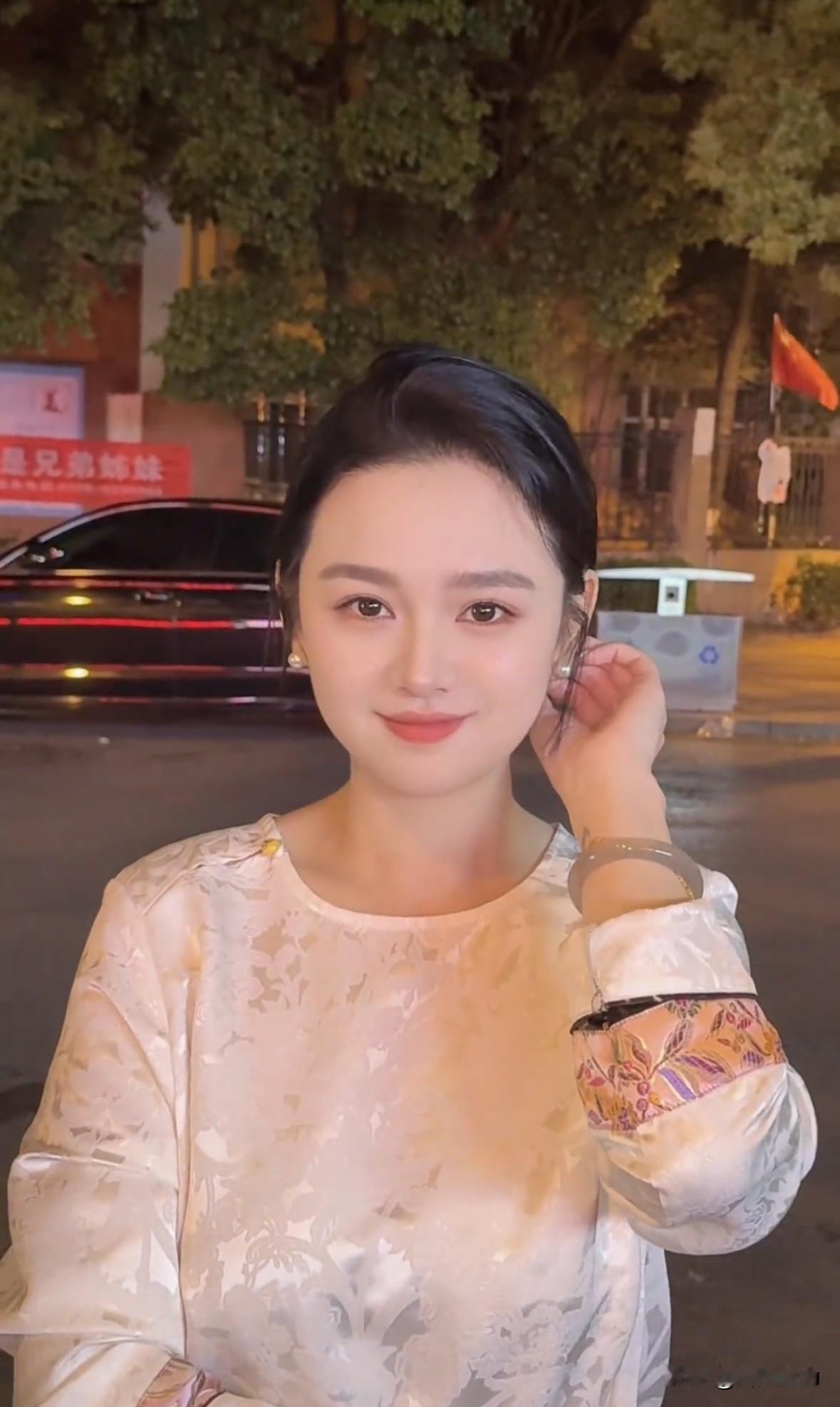 其实，一个人清静的时候，最能散发出自我独特的魅力。不管男女，在独处的时候总能发挥