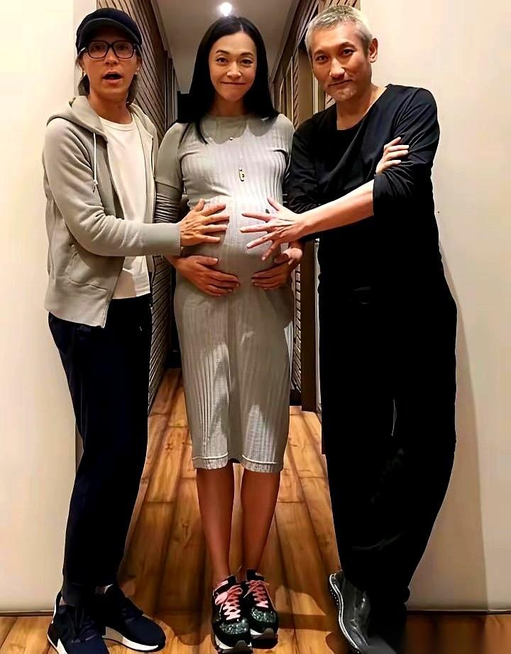 都以为女明星怀孕，就是在家安心养胎，晒晒太阳，美美地等着卸货。
可你看姚晨这张，