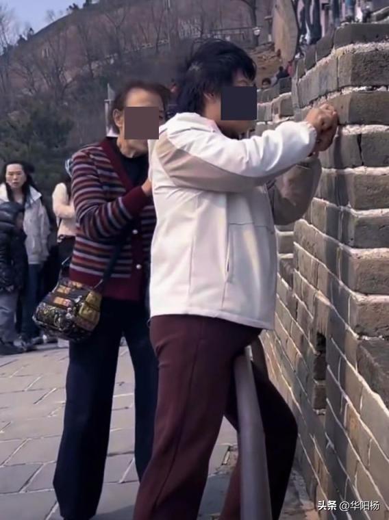 为什么有人非要在旅游地刻名字？女子在八达岭长城刻字留名，被行政拘留罚款。

23